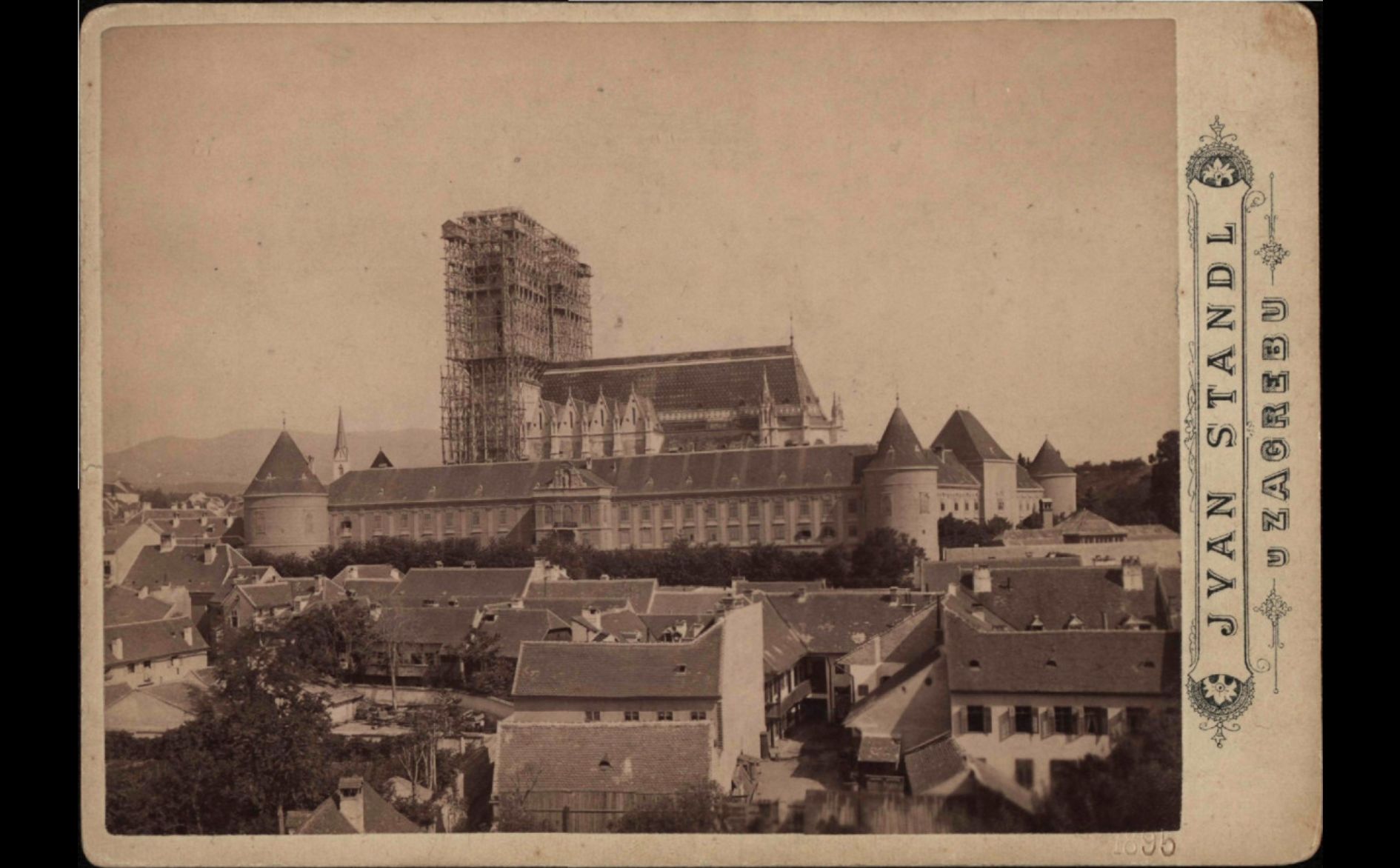 Katedrala u gradnji 1895. godine. U prvom planu vide se i kuće s južne strane ispod Katedrale i Kaptola (Foto Ivan Standl)